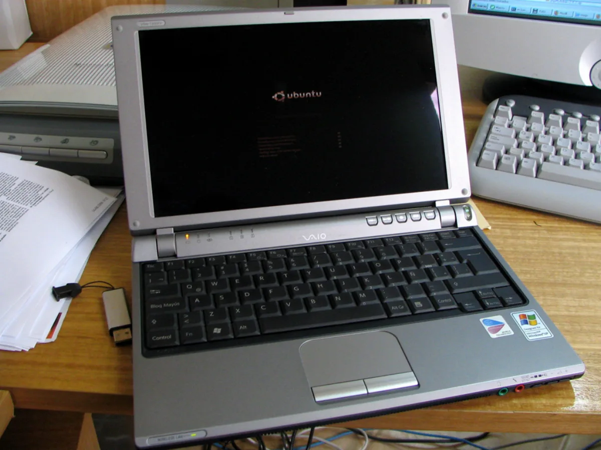 Laptop mostrando la instalacion de Ubuntu Linux en pantalla