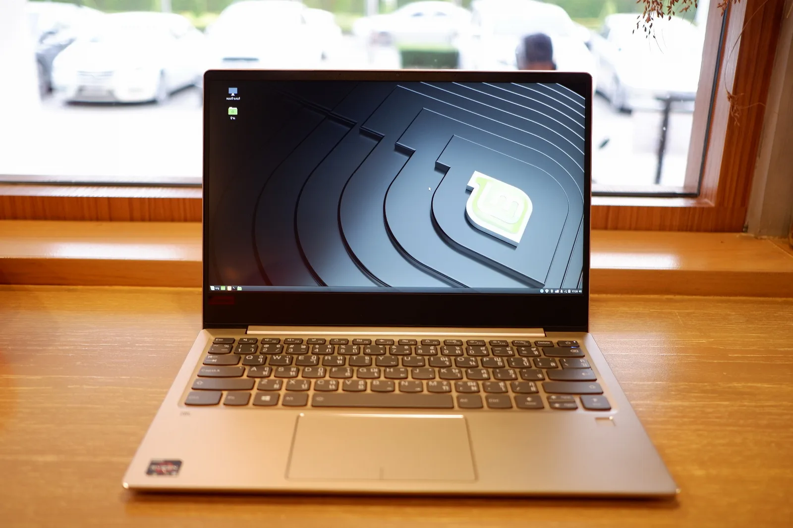 Laptop Lenovo Ideapad mostrando el escritorio de Linux Mint