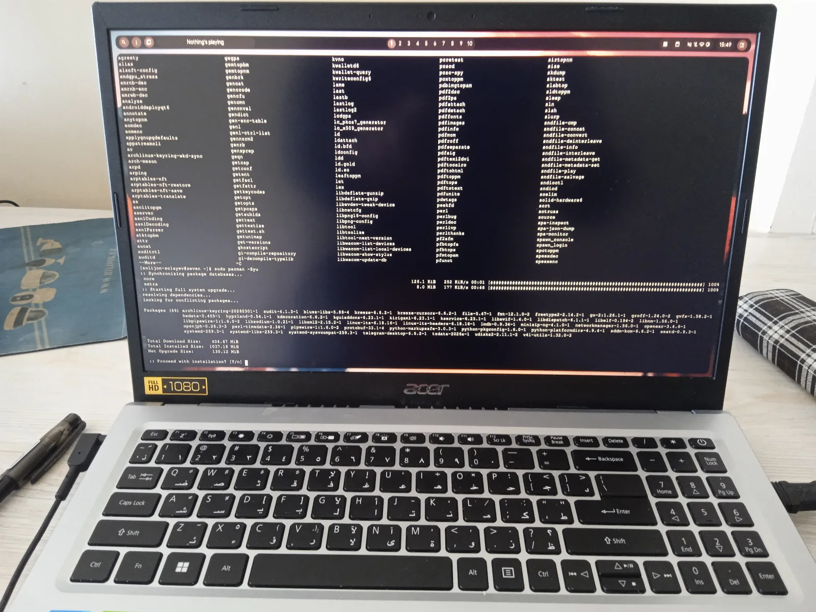 Pantalla de terminal en Arch Linux ejecutando una actualizacion del sistema con pacman