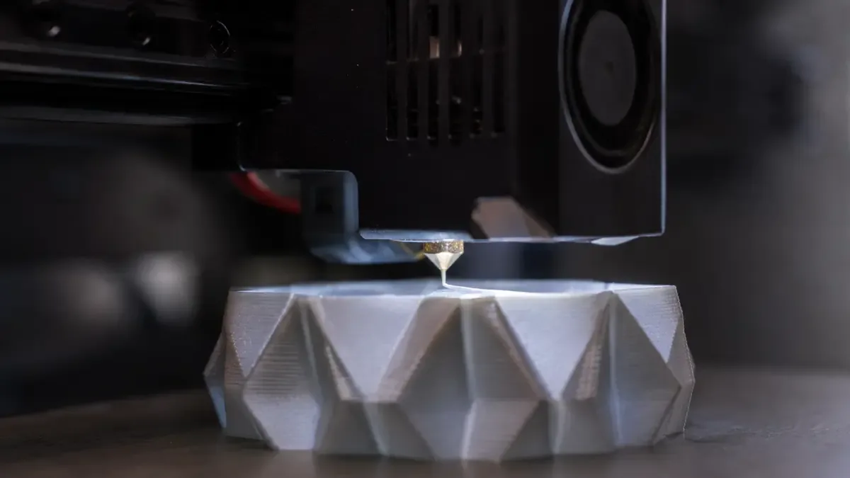 Cabezal de impresora 3D depositando filamento sobre una pieza